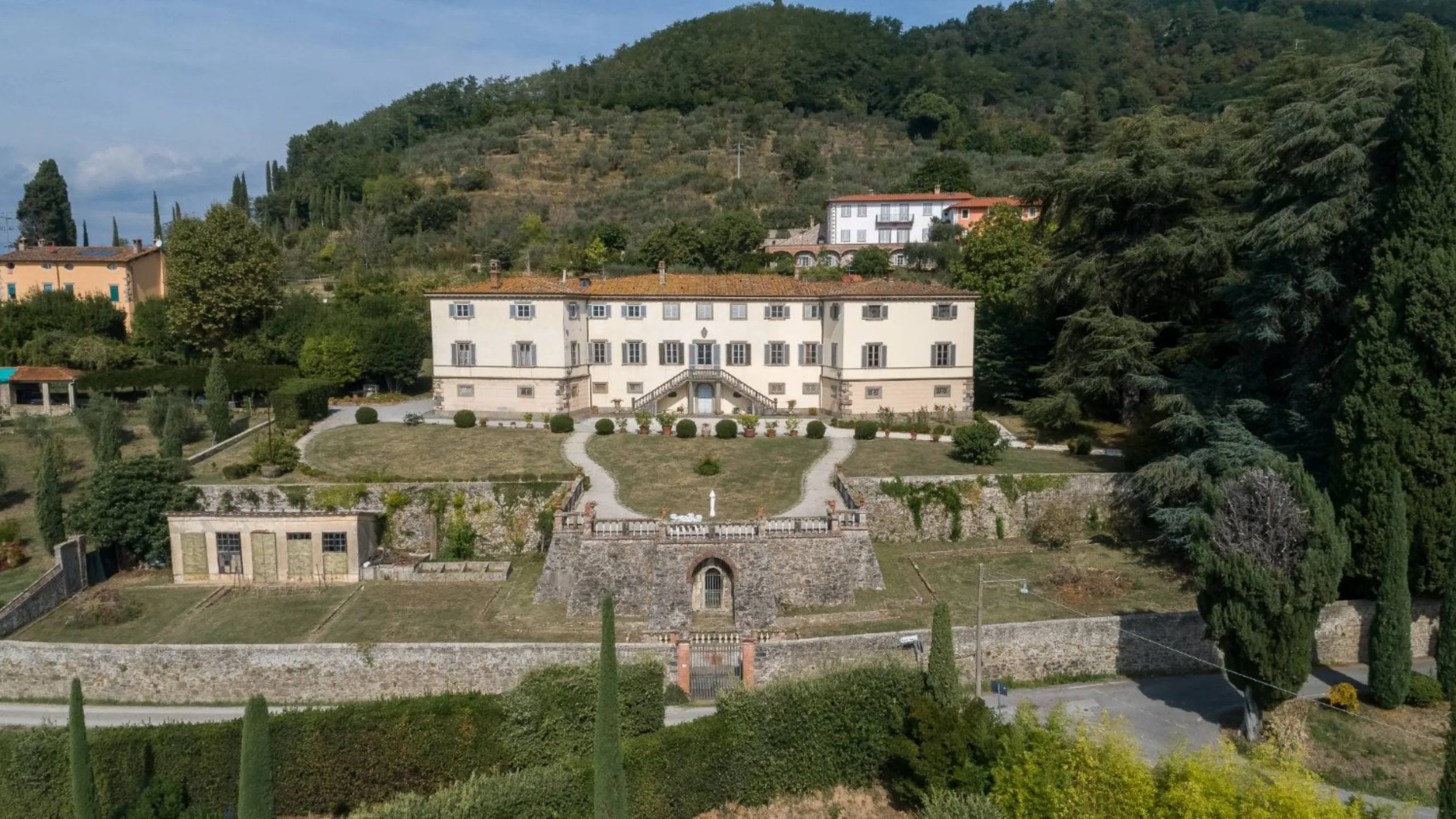 9 bedroom villa for sale in Lucca