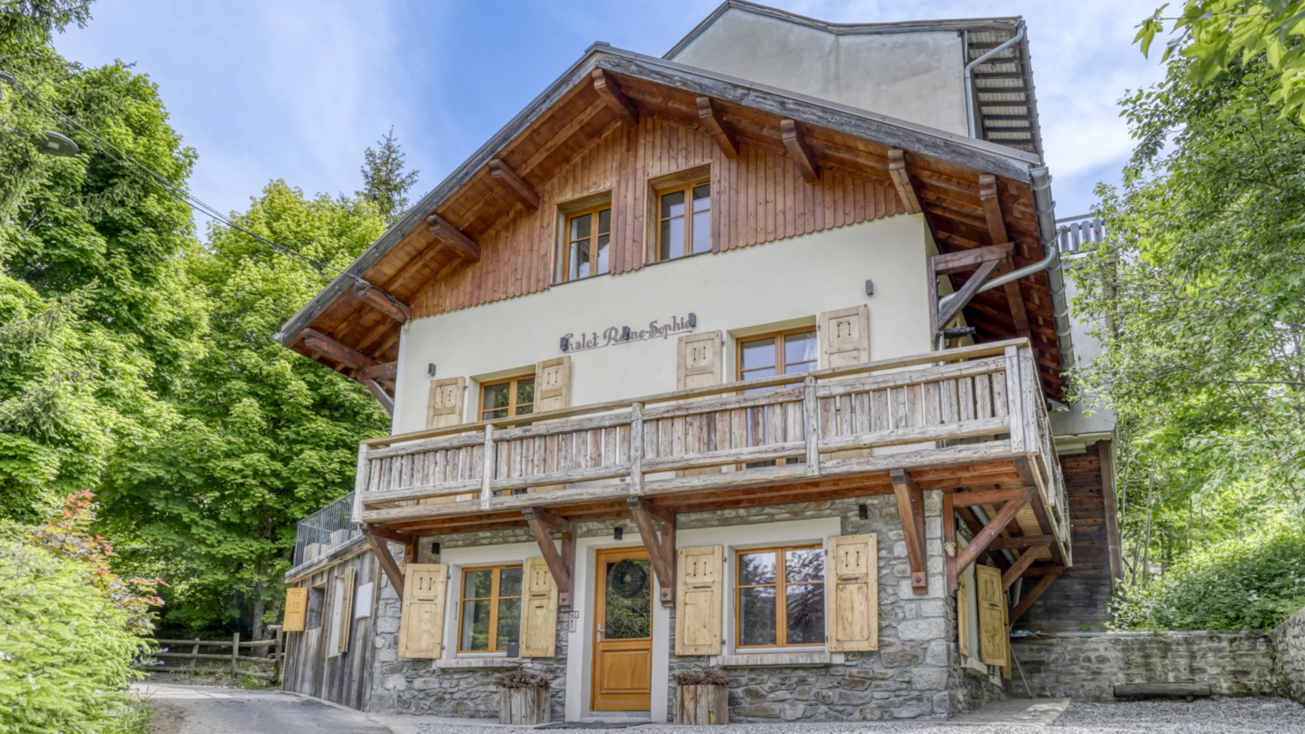 4 bedroom chalet for sale in Megève, Haute-Savoie, Rhône-Alpes, France. Guide price €1,790,000