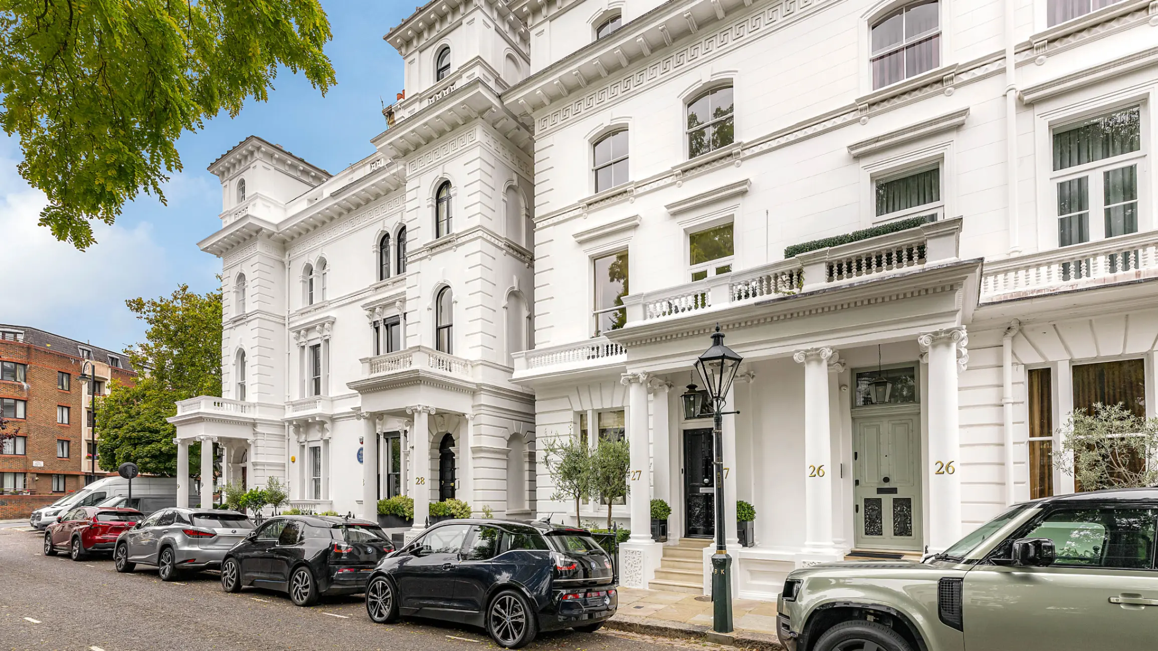 exterior-of-grade-ii-listed-white-stucco-townhouse