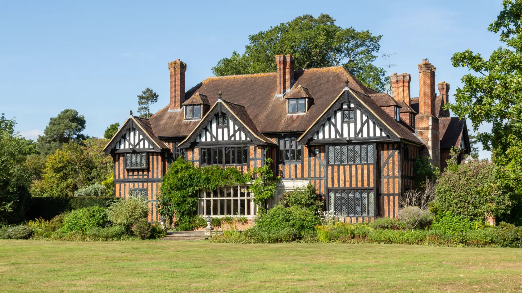 exterior-of-tudor-and-victorian-country-house-in-guildford