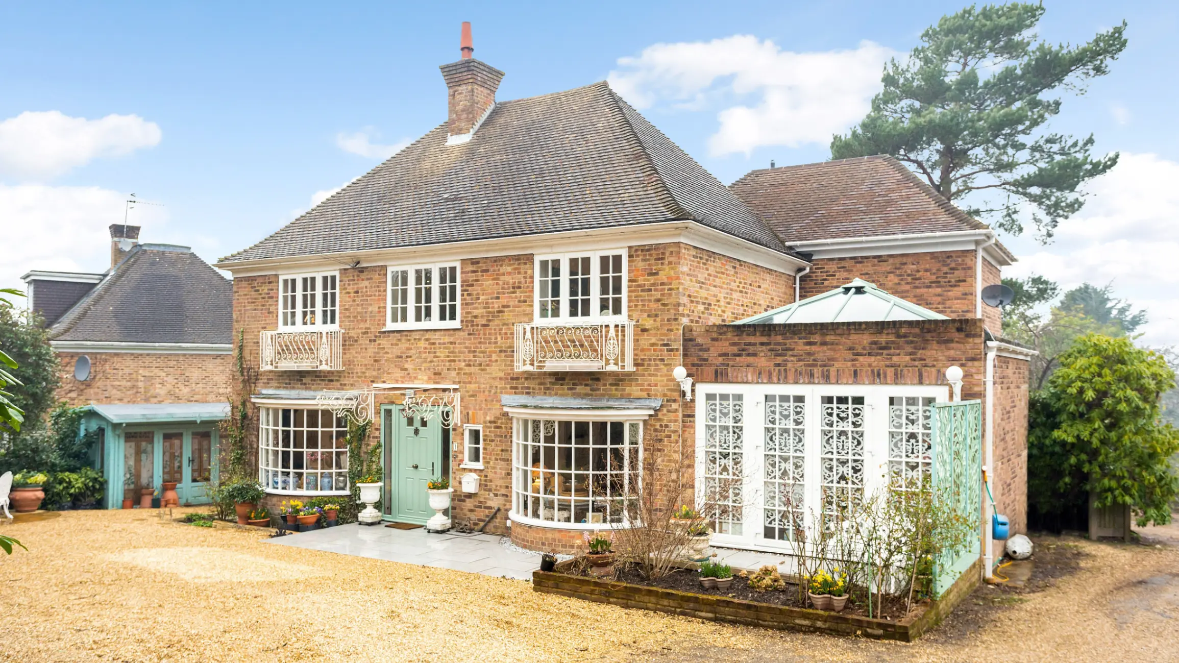 country-house-with-white-pane-windows-and-brown-bricks-in-tunbridge-wells