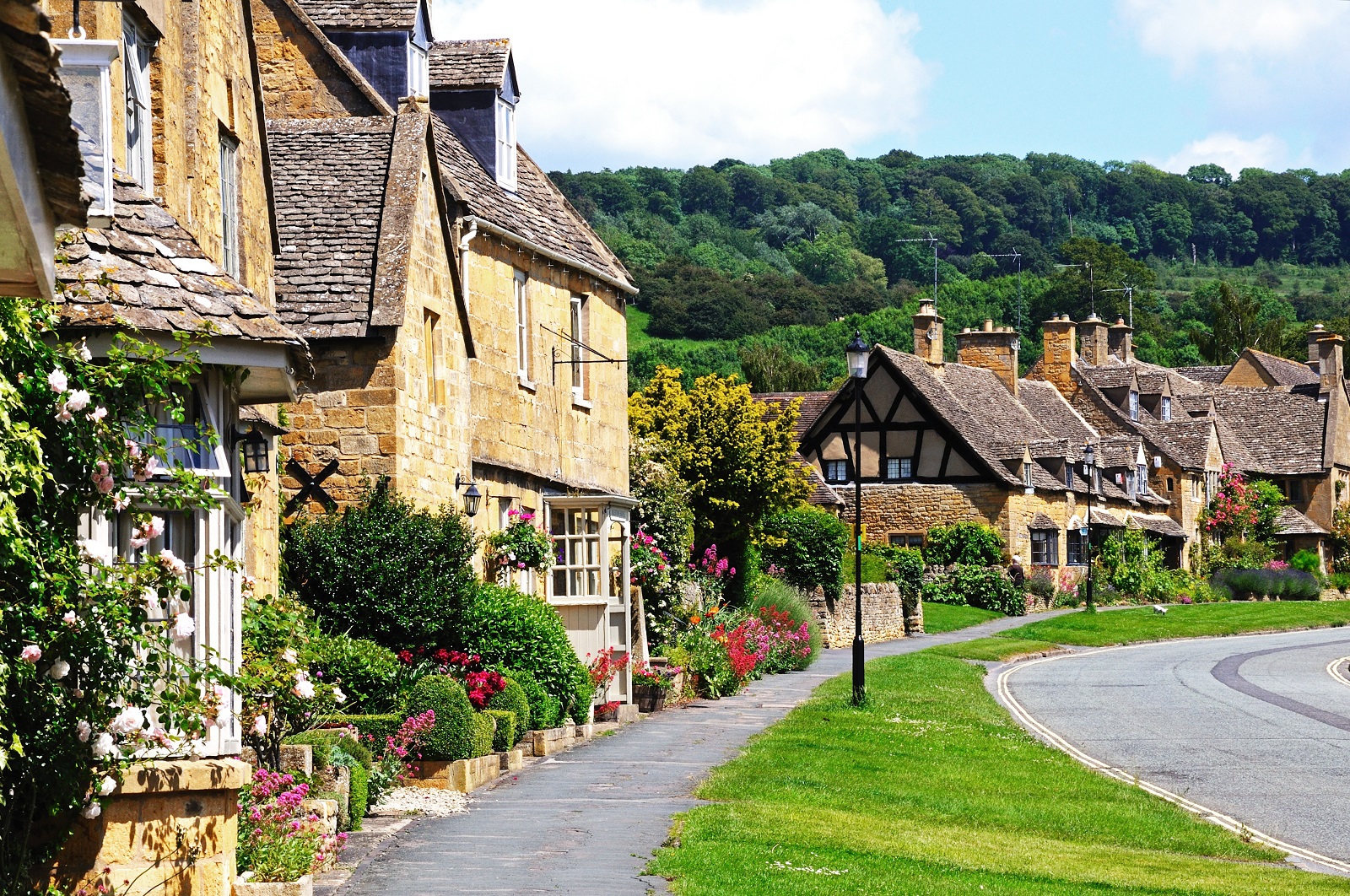 Tight supply and high demand lifts value of UK Country properties past previous pre-GFC peak