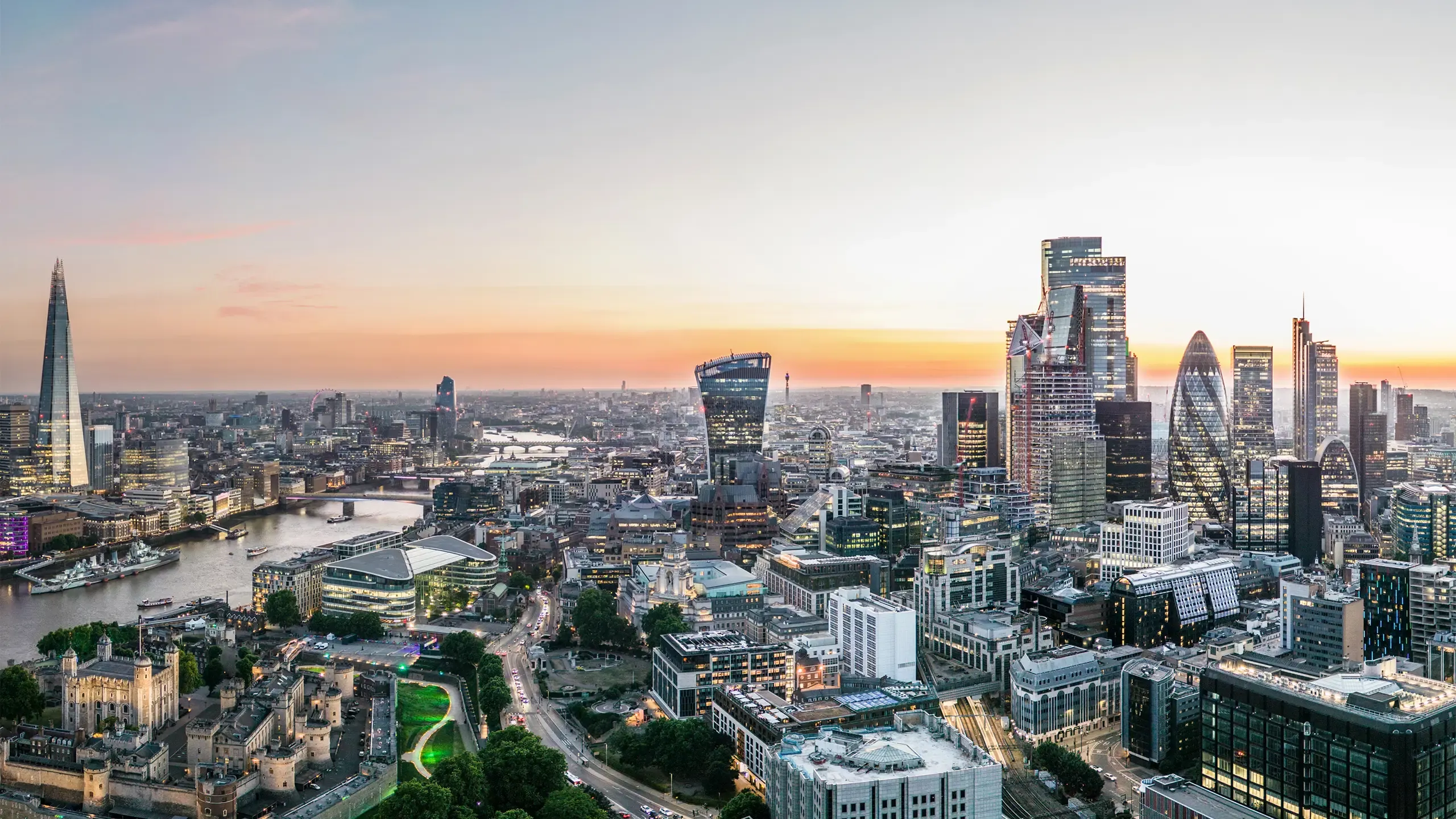 A panoramic view of London with Tower Bridge, the River Thames, the Shard and the Tower of London