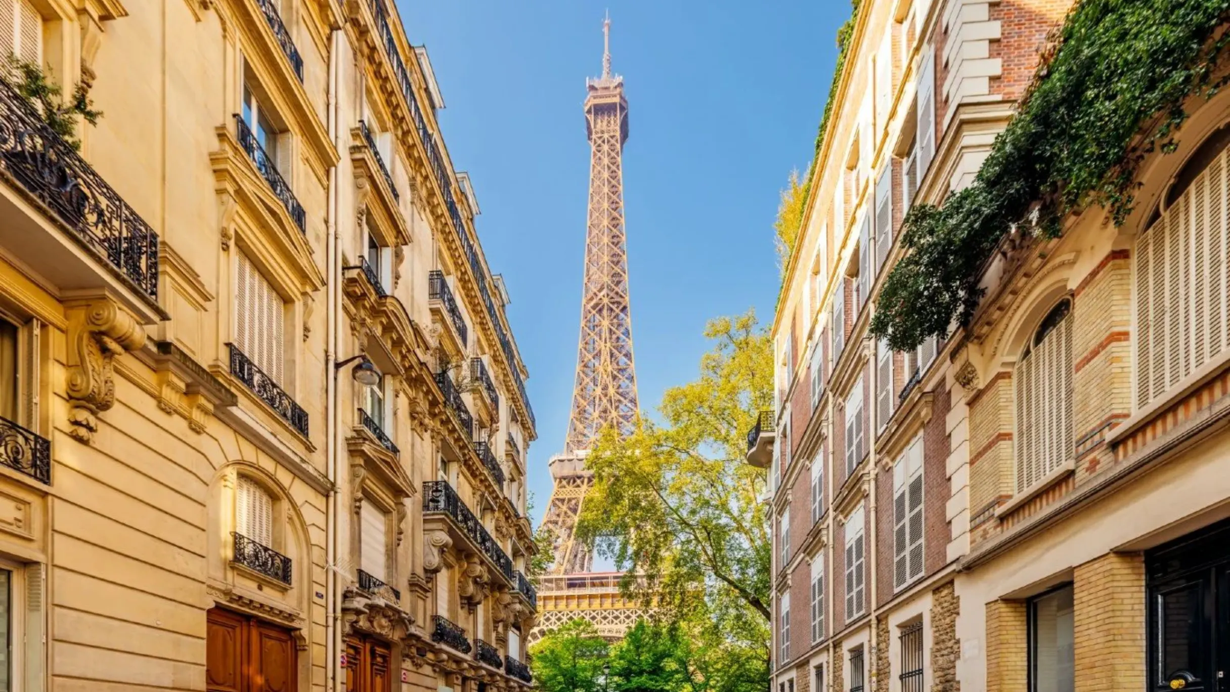 Paris is a top choice for those seeking an urban lifestyle [Alexander Spatari via Getty Images]